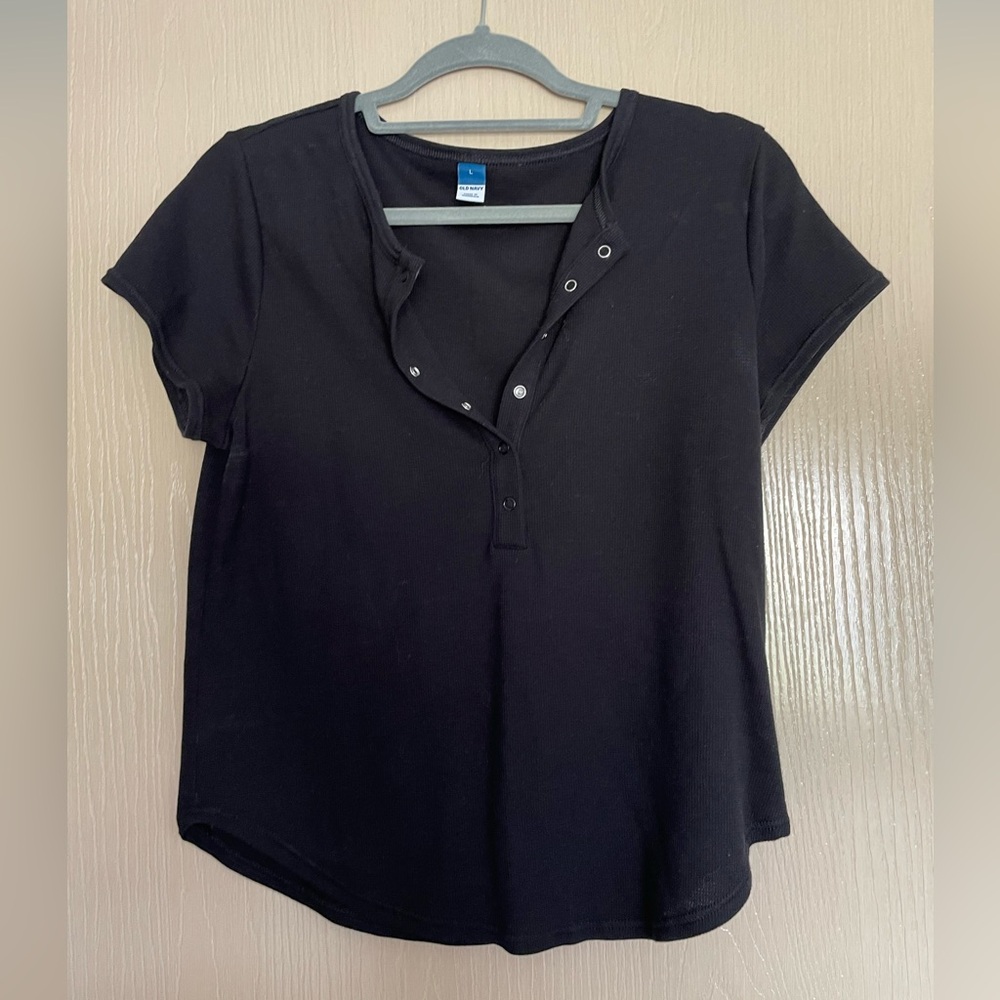 Size L Old Navy top. 
Fitted.